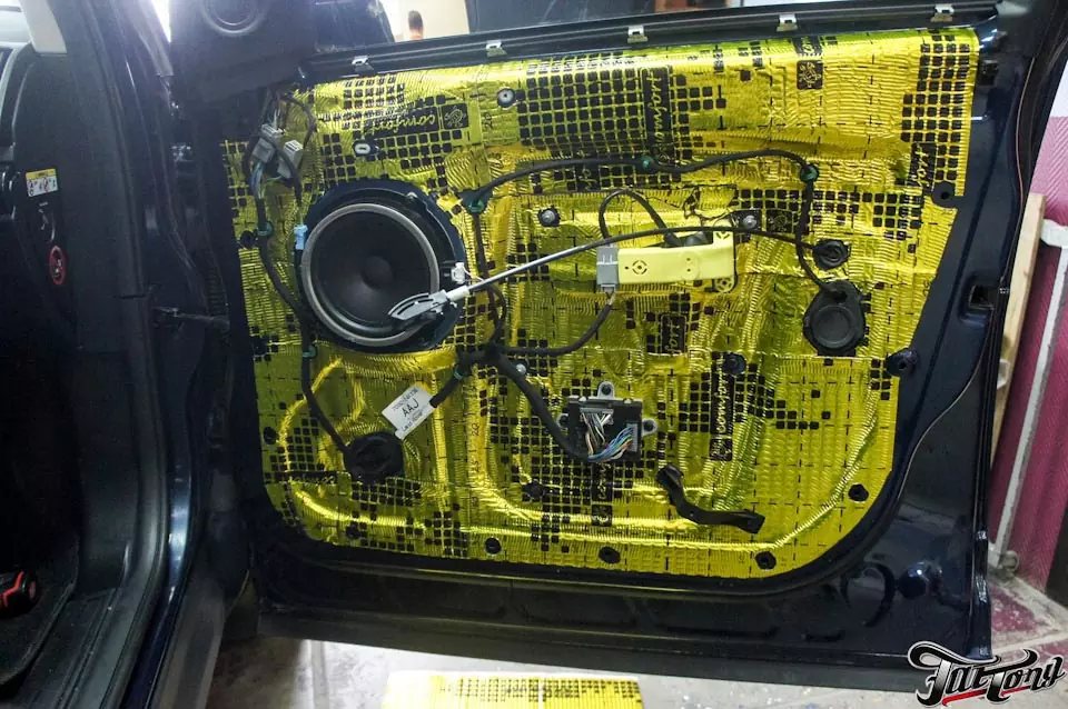 Land Rover Freelander. Установка фирменного подогрева руля и пошив обода руля. Шумоизоляция дверей.